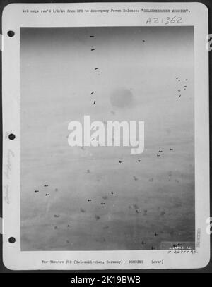 Gelsenkirchen, Deutschland, 27 Meilen westlich von Dortmund, auf der Duisburg-Hamm-Bahn, war mehrmals Ziel von Bombeneinsätzen der US Army 8. Air Force, um Nazi-Kommunikationen ins nichts zu sprengen. Boeing B-17 Flying Fortresses Stockfoto