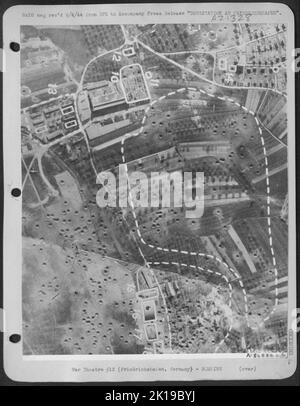 VERWÜSTUNG IN FRIEDRICHSHAFEN, DEUTSCHLAND. Flying Fortresses of the U.S. Army 8. AF verursachte diesen Schaden an wichtigen Nazi-Kriegspflanzen. Key: 10-drei direkte Treffer und vier beinahe-Fehlschläge in der Montagehalle. 11 und 12 – kleine, nicht identifizierte Gebäude Stockfoto