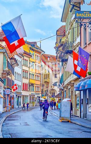 LUZERN, SCHWEIZ - 30. MÄRZ 2022: Spaziergang entlang der alten, geschwungenen Pfistergasse in der Altstadt von Luzern, am 30. März in Luzern, Schweiz Stockfoto