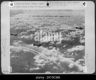 Bombardierung von Berlin durch die Boeing B-17 Flying Fortresses. Stockfoto