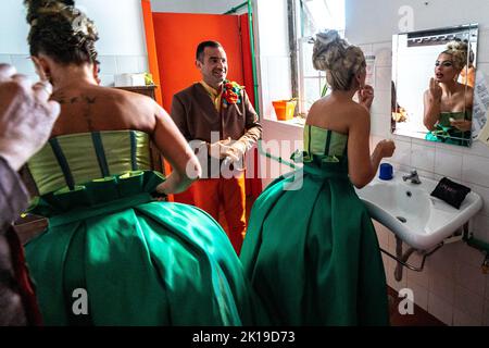 Kostümierte Darsteller bereiten ihre aufwendigen Kostüme und das Make-up vor, während sie sich für einen traditionellen Marcha beim Sanjoaninas Festival am 23. Juni 2022 in Angra do Heroísmo, Terceira Island, Azoren, Portugal, vorbereiten. Das Festival markiert den Johannisstag und wird mit Paraden, Stierkämpfen und kulturellen Aktivitäten gefeiert. Stockfoto