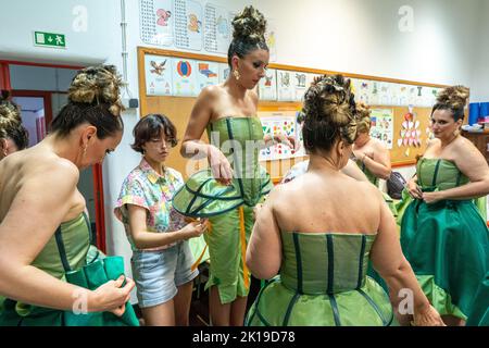 Kostümierte Darsteller bereiten ihre aufwendigen Kostüme und das Make-up vor, während sie sich für einen traditionellen Marcha beim Sanjoaninas Festival am 23. Juni 2022 in Angra do Heroísmo, Terceira Island, Azoren, Portugal, vorbereiten. Das Festival markiert den Johannisstag und wird mit Paraden, Stierkämpfen und kulturellen Aktivitäten gefeiert. Stockfoto