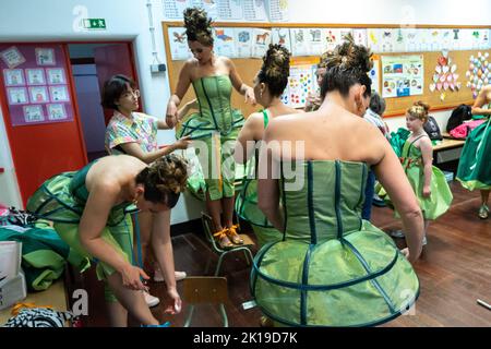 Kostümierte Darsteller bereiten ihre aufwendigen Kostüme und das Make-up vor, während sie sich für einen traditionellen Marcha beim Sanjoaninas Festival am 23. Juni 2022 in Angra do Heroísmo, Terceira Island, Azoren, Portugal, vorbereiten. Das Festival markiert den Johannisstag und wird mit Paraden, Stierkämpfen und kulturellen Aktivitäten gefeiert. Stockfoto