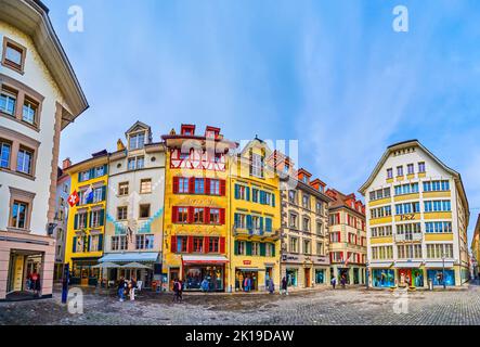 LUZERN, SCHWEIZ - 30. MÄRZ 2022: Panorama des Kronmarktplatzes mit mittelalterlichen Wandfresken an Häuserfassaden, am 30. März in Luzern, Schweiz Stockfoto