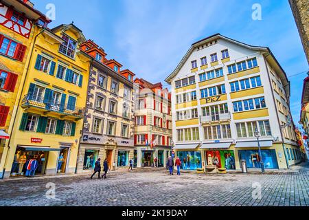 LUZERN, SCHWEIZ - 30. MÄRZ 2022: Alte bescheidene Häuser am Kornmarkt, am 30. März in Luzern, Schweiz Stockfoto