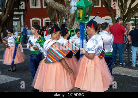 Kostümierte Darsteller machen sich bereit für eine traditionelle Marcha-Parade beim Sanjoaninas-Festival am 23. Juni 2022 in Angra do Heroísmo, Terceira Island, Azoren, Portugal. Das Festival markiert den Johannisstag und wird mit Paraden, Stierkämpfen und kulturellen Aktivitäten gefeiert. Stockfoto