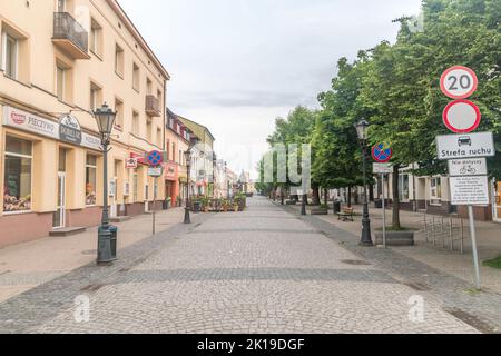 Kutno, Polen - 30. Mai 2022: Krolewska Straße im Stadtzentrum von Kutno. Stockfoto