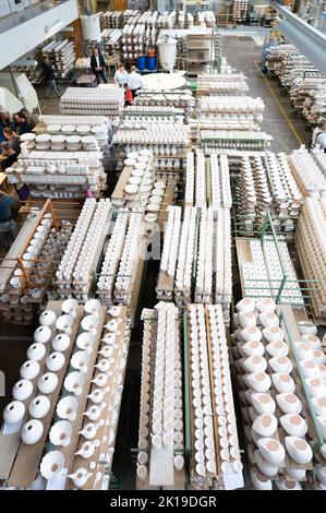 15. September 2022, Sachsen, Meißen: Mitarbeiter stehen zwischen den Regalen in der Brennhalle der Meissener Porzellanfabrik. Foto: Sebastian Kahnert/dpa Stockfoto