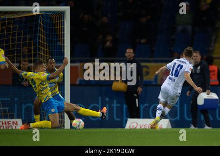 Braunschweig, Deutschland. 16. September 2022. Fußball: 2. Bundesliga, Eintracht Braunschweig - Karlsruher SC, Matchday 9, Eintracht-Stadion. Der Karlsruher Marvin Wanitzek (r) schießt auf das Tor. Quelle: Swen Pförtner/dpa - WICHTIGER HINWEIS: Gemäß den Anforderungen der DFL Deutsche Fußball Liga und des DFB Deutscher Fußball-Bund ist es untersagt, im Stadion und/oder vom Spiel aufgenommene Fotos in Form von Sequenzbildern und/oder videoähnlichen Fotoserien zu verwenden oder zu verwenden./dpa/Alamy Live News Stockfoto