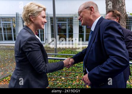 Schwerin, Deutschland. 16. September 2022. Vor dem NDR-Landesrundfunk wird die Ministerpräsidentin von Mecklenburg-Vorpommern, Manuela Schwesig (SPD), von Joachim Knuth, Generaldirektor des Norddeutschen Rundfunks, vor dem NDR-Landesrundfunkhaus begrüßt, bevor die Festveranstaltung "30 Jahre NDR in Mecklenburg-Vorpommern" gefeiert wird. Am 1. Januar 1992 begann der NDR mit der Produktion von Fernseh- und Radioprogrammen für Mecklenburg-Vorpommern. Neben der Zeremonie feiert der Sender am 25. September 2022 mit seinen Zuschauern auf dem Gelände des staatlichen Rundfunkhauses. Quelle: Jens Büt/dpa/Alamy Live News Stockfoto