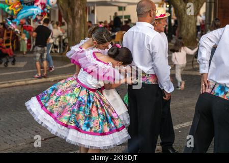 Kostümierte Darsteller machen sich bereit für eine traditionelle Marcha-Parade beim Sanjoaninas-Festival am 23. Juni 2022 in Angra do Heroísmo, Terceira Island, Azoren, Portugal. Das Festival markiert den Johannisstag und wird mit Paraden, Stierkämpfen und kulturellen Aktivitäten gefeiert. Stockfoto