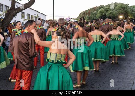 Kostümierte Darsteller bereiten sich auf eine traditionelle Marcha-Parade vor, während sie sich beim Sanjoaninas-Festival am 23. Juni 2022 in Angra do Heroísmo, Terceira Island, Azoren, Portugal, anstellen. Das Festival markiert den Johannisstag und wird mit Paraden, Stierkämpfen und kulturellen Aktivitäten gefeiert. Stockfoto