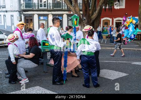 Kostümierte Darsteller machen sich bereit für eine traditionelle Marcha-Parade beim Sanjoaninas-Festival am 23. Juni 2022 in Angra do Heroísmo, Terceira Island, Azoren, Portugal. Das Festival markiert den Johannisstag und wird mit Paraden, Stierkämpfen und kulturellen Aktivitäten gefeiert. Stockfoto