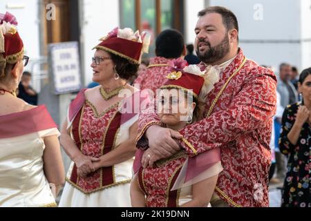 Kostümierte Darsteller warten auf den Beginn einer traditionellen Marcha-Parade beim Sanjoaninas-Fest am 23. Juni 2022 in Angra do Heroísmo, Terceira Island, Azoren, Portugal. Das Festival markiert den Johannisstag und wird mit Paraden, Stierkämpfen und kulturellen Aktivitäten gefeiert. Stockfoto