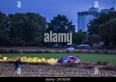 HELLENDOORN - Jos Verstappen, ehemaliger Formel-1-Fahrer und Vater des amtierenden Formel-1-Weltmeisters Max, während der Eurol-Hellendoorn-Rallye. Es ist das 40.-mal, dass die Rallye stattgefunden hat. ANP VINCENT JANNINK Kredit: ANP/Alamy Live Nachrichten Stockfoto