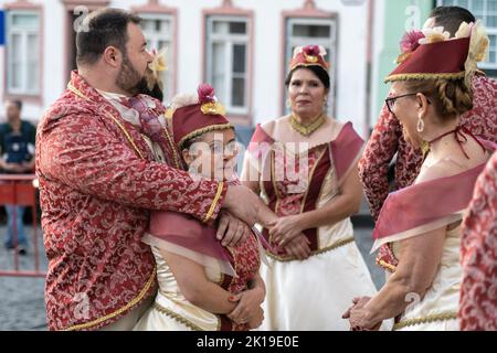 Kostümierte Darsteller warten auf den Beginn einer traditionellen Marcha-Parade beim Sanjoaninas-Fest am 23. Juni 2022 in Angra do Heroísmo, Terceira Island, Azoren, Portugal. Das Festival markiert den Johannisstag und wird mit Paraden, Stierkämpfen und kulturellen Aktivitäten gefeiert. Stockfoto