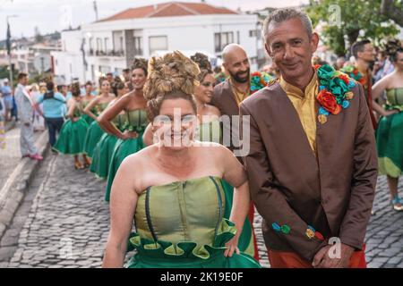 Kostümierte Darsteller warten auf den Beginn einer traditionellen Marcha-Parade beim Sanjoaninas-Fest am 23. Juni 2022 in Angra do Heroísmo, Terceira Island, Azoren, Portugal. Das Festival markiert den Johannisstag und wird mit Paraden, Stierkämpfen und kulturellen Aktivitäten gefeiert. Stockfoto