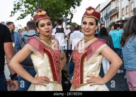 Kostümierte Darsteller warten auf den Beginn einer traditionellen Marcha-Parade beim Sanjoaninas-Fest am 23. Juni 2022 in Angra do Heroísmo, Terceira Island, Azoren, Portugal. Das Festival markiert den Johannisstag und wird mit Paraden, Stierkämpfen und kulturellen Aktivitäten gefeiert. Stockfoto