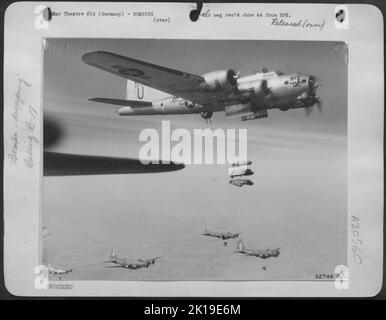 Eine Formation von US 8. AAF Boeing B-17 Flying Fortresses bombardiert ihre Bomben auf Nazi-Kommunikationszentren während eines ihrer jüngsten Angriffe tief in Deutschland. Stockfoto