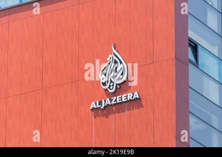 Sarajevo, Bosnien und Herzegowina - 3. Juni 2022: Logo von Al Jazeera (mit englischem Wort). Stockfoto