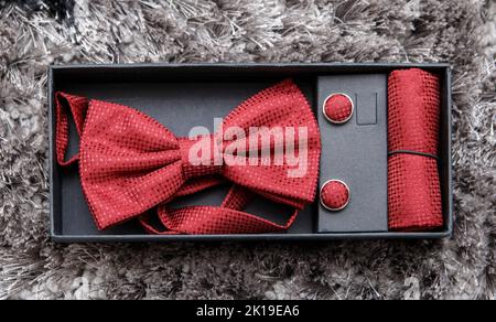 Set mit roter Fliege Stockfoto