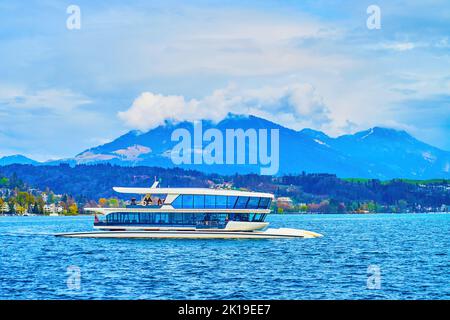 Moderne Katamaran segelt entlang der Luzerner Bucht in der Umgebung der Alpen Berge, Schweiz Stockfoto