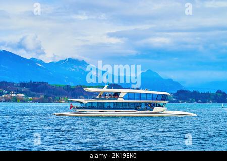 Moderner Hybrid-Elektro-Katamaran segelt auf dem Vierwaldstättersee, Luzern, Schweiz Stockfoto