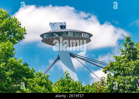 Bratislava, Slowakei - 31. Mai 2022: UFO-Aussichtsplattform auf der Brücke des Slowakischen Nationalaufstands in Bratislava. Stockfoto