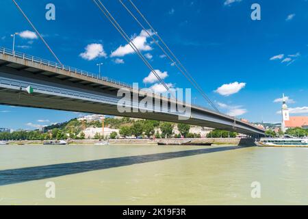 Bratislava, Slowakei - Mai 31,2022: Die meisten SNP (Brücke des Slowakischen Nationalaufstandes), gemeinhin als die meisten Slovenskeho narodneho povstania oder bezeichnet Stockfoto