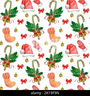 Nahtloses Aquarell-Muster auf einem Weihnachtsthema. Socken, Glocken, Süßigkeiten, weihnachtsmütze, rote Schleifen, handbemalt in Aquarell auf weißem Hintergrund. Stockfoto