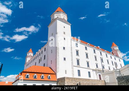 Blick auf die Ecke der Burg Bratislava in der Hauptstadt der Slowakischen republik. Stockfoto