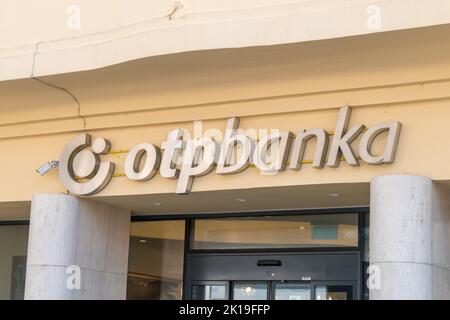 Zagreb, Kroatien - 2. Juni 2022: Logo der OTP Bank in Kroatien. Stockfoto