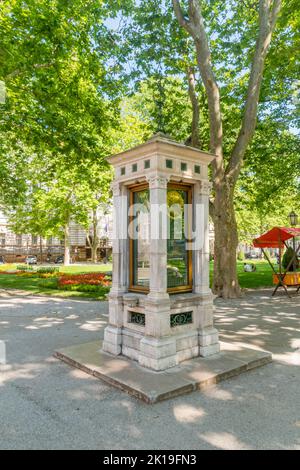 Zagreb, Kroatien - 2. Juni 2022: Die Meteorologische Post im Zrinjevac Park wurde 1884 erbaut. Stockfoto