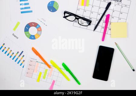 Geschäftshintergrund. Finanzanalyse, Buchhaltung, Statistik, Investitionen, Verkaufsanalyse. Working Set für die Analyse von Statistiken. Diagramme und Diagramm wi Stockfoto