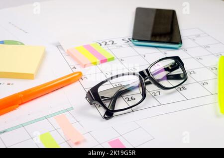 Geschäftshintergrund. Finanzanalyse, Buchhaltung, Statistik, Investitionen, Verkaufsanalyse. Working Set für die Analyse von Statistiken. Diagramme und Diagramm wi Stockfoto