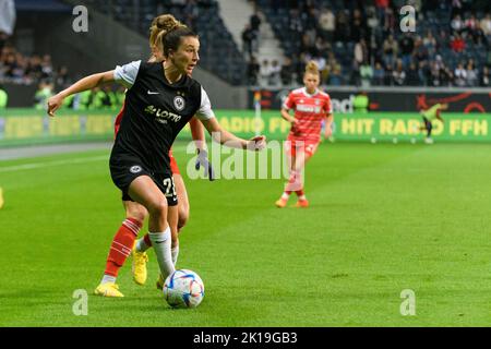 Barbara Dunst (28 Eintracht Frankfurt) während des Flyeralarm Frauen Bundesliga-Spiels zwischen Eintracht Frankfurt und FC Bayern München im Deutsche Bank Park, Frankfurt. (Sven Beyrich/SPP) Quelle: SPP Sport Press Foto. /Alamy Live News Stockfoto