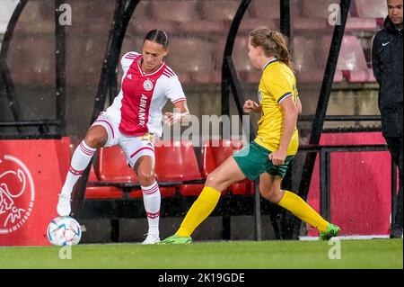 AMSTERDAM, NIEDERLANDE - 16. SEPTEMBER: Quinty Sabajo von Ajax, Jarne Teulings von Fortuna Sittard während des Azerion Eredivisie Vrouwen-Spiels zwischen Ajax und Fortuna Sittard am 16. September 2022 in De Toekomst in Amsterdam, Niederlande (Foto: Patrick Goosen/Orange Picics) Quelle: Orange Pics BV/Alamy Live News Stockfoto