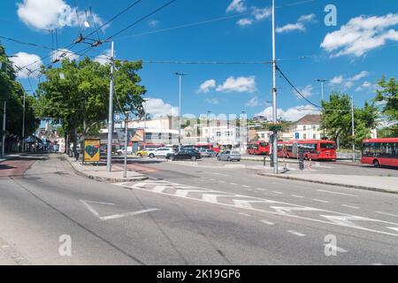 Bratislava, Slowakei - 31. Mai 2022: Parkplatz am Bahnhof Bratislava Hlavna. Stockfoto