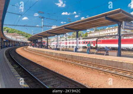 Bratislava, Slowakei - 31. Mai 2022: Gleise und Bahnsteige am Bahnhof Bratislava Hlavna. Stockfoto