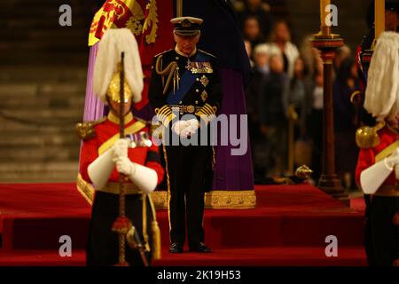 König Karl III. Hält eine Mahnwache zusammen mit der Prinzessin Royal, dem Herzog von York und dem Grafen von Wessex neben dem Sarg ihrer Mutter, Königin Elizabeth II., wie er im Zustand auf der Katafalque in der Westminster Hall, im Palace of Westminster, London liegt. Bilddatum: Freitag, 16. September 2022. Stockfoto