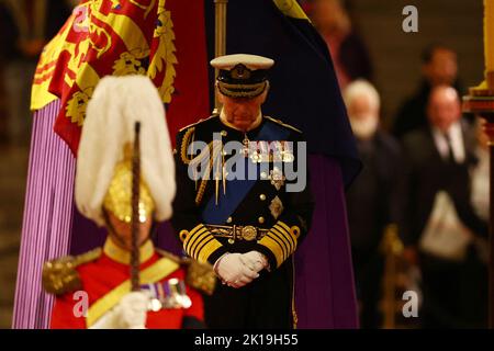 König Karl III. Hält eine Mahnwache zusammen mit der Prinzessin Royal, dem Herzog von York und dem Grafen von Wessex neben dem Sarg ihrer Mutter, Königin Elizabeth II., wie er im Zustand auf der Katafalque in der Westminster Hall, im Palace of Westminster, London liegt. Bilddatum: Freitag, 16. September 2022. Stockfoto