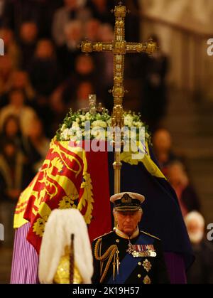 König Karl III. Hält eine Mahnwache zusammen mit der Prinzessin Royal, dem Herzog von York und dem Grafen von Wessex neben dem Sarg ihrer Mutter, Königin Elizabeth II., wie er im Zustand auf der Katafalque in der Westminster Hall, im Palace of Westminster, London liegt. Bilddatum: Freitag, 16. September 2022. Stockfoto