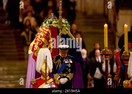 König Karl III. Hält eine Mahnwache zusammen mit der Prinzessin Royal, dem Herzog von York und dem Grafen von Wessex neben dem Sarg ihrer Mutter, Königin Elizabeth II., wie er im Zustand auf der Katafalque in der Westminster Hall, im Palace of Westminster, London liegt. Bilddatum: Freitag, 16. September 2022. Stockfoto