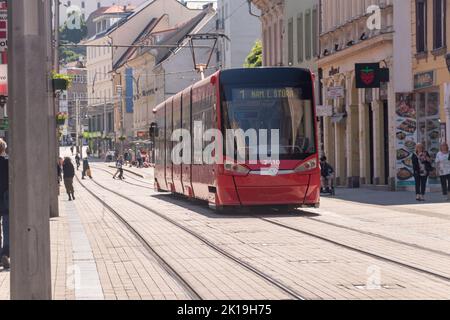 Bratislava, Slowakei - 31. Mai 2022: Rote moderne Skoda-Straßenbahn in Bratislava. Stockfoto