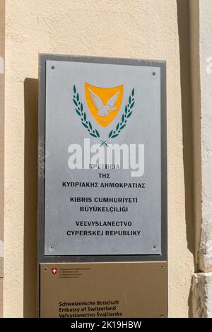 Bratislava, Slowakei - 31. Mai 2022: Emblem der Botschaft der Republik Zypern. Stockfoto