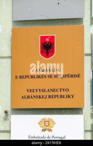 Bratislava, Slowakei - 31. Mai 2022: Emblem der Botschaft der Republik Albanien. Stockfoto