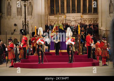 König Charles III (Mitte) und der Graf von Wessex (rechts) mit (nicht gesehen) der Prinzessin Royal und dem Herzog von York stehen vor einer Mahnwache neben dem Sarg ihrer Mutter, Königin Elizabeth II., wie er im Zustand auf der Katafalque in der Westminster Hall, im Palace of Westminster, London, liegt. Bilddatum: Freitag, 16. September 2022. Stockfoto