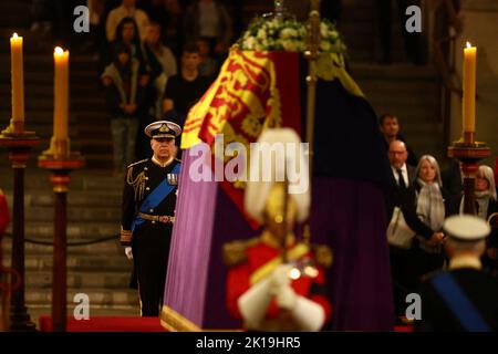 Der Herzog von York hält eine Mahnwache zusammen mit König Charles III, Prinzessin Royal und dem Grafen von Wessex neben dem Sarg ihrer Mutter, Königin Elizabeth II., wie er im Zustand auf der Katafalque in der Westminster Hall, im Palace of Westminster, London liegt. Bilddatum: Freitag, 16. September 2022. Stockfoto