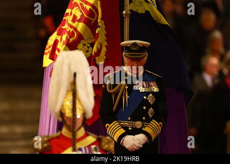 König Karl III. Hält eine Mahnwache zusammen mit der Prinzessin Royal, dem Herzog von York und dem Grafen von Wessex neben dem Sarg ihrer Mutter, Königin Elizabeth II., wie er im Zustand auf der Katafalque in der Westminster Hall, im Palace of Westminster, London liegt. Bilddatum: Freitag, 16. September 2022. Stockfoto