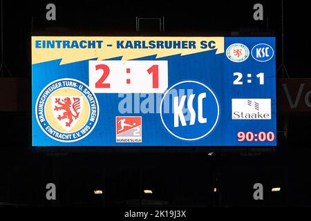 Braunschweig, Deutschland. 16. September 2022. Fußball: 2. Bundesliga, Eintracht Braunschweig - Karlsruher SC, Matchday 9, Eintracht-Stadion. Ansicht des Scoreboards mit dem Endergebnis 2:1. Quelle: Swen Pförtner/dpa - WICHTIGER HINWEIS: Gemäß den Anforderungen der DFL Deutsche Fußball Liga und des DFB Deutscher Fußball-Bund ist es untersagt, im Stadion und/oder vom Spiel aufgenommene Fotos in Form von Sequenzbildern und/oder videoähnlichen Fotoserien zu verwenden oder zu verwenden./dpa/Alamy Live News Stockfoto